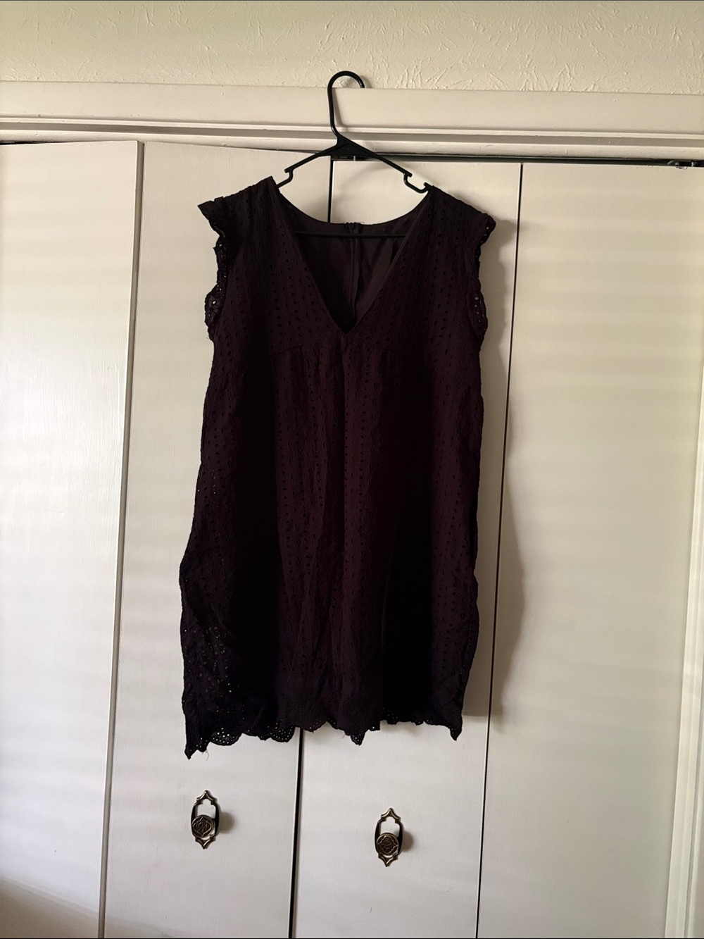 Women's V-Neck Eyelet Sleeveless Dress